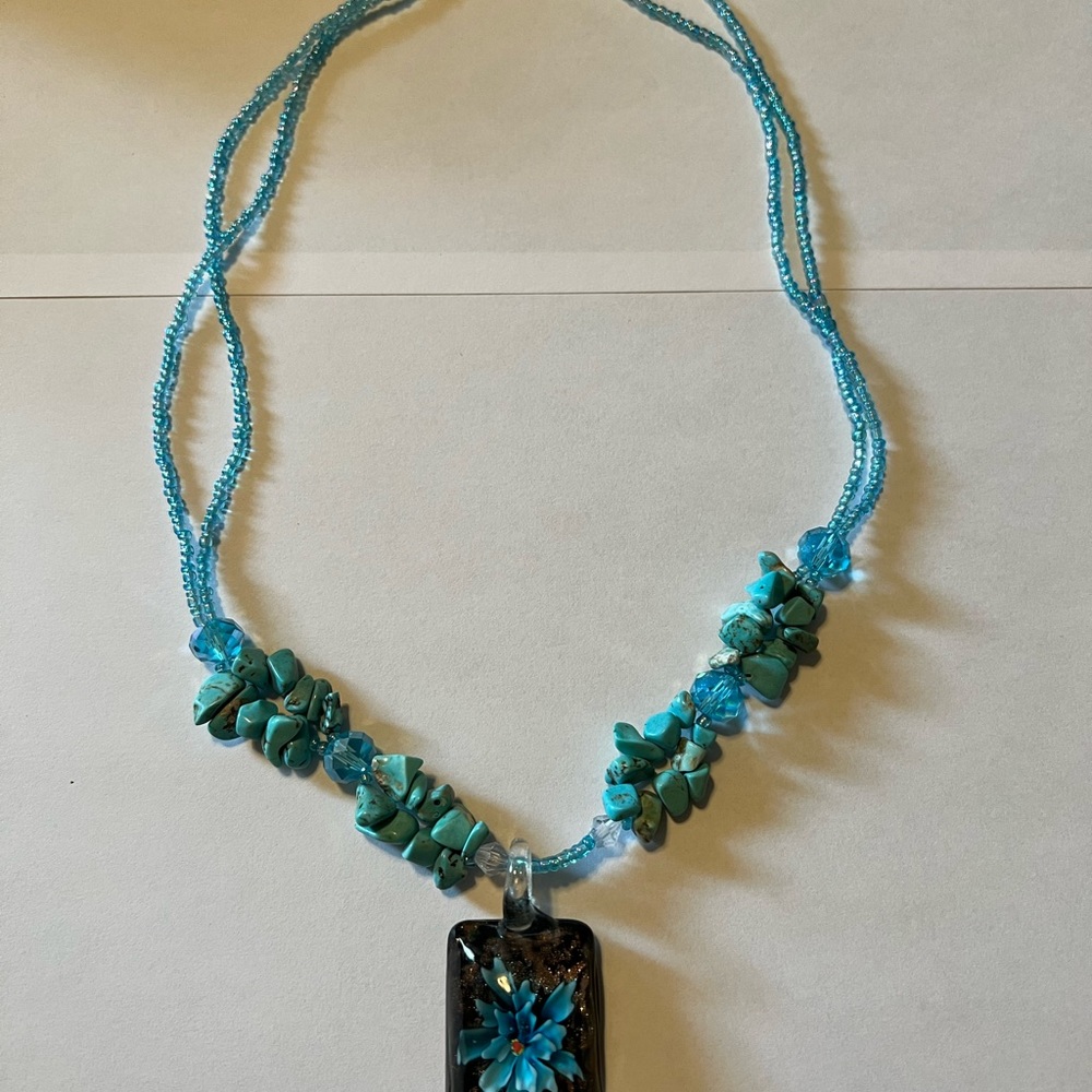 Blue howlite necklace with art glass pendant - Picture 6 of 6